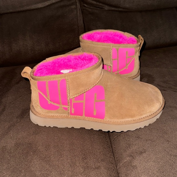UGG Mini Boots 🩷 - Picture 1 of 5
